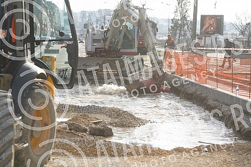 During the works on the reconstruction of Savska Street, a water pipe burst, and tram traffic was suspended on that route.Tokom radova na rekonstrukciji Savske ulice doslo je do pucanja vodovodne cevi, tramvajski saobracaj je obustavljen na toj tra