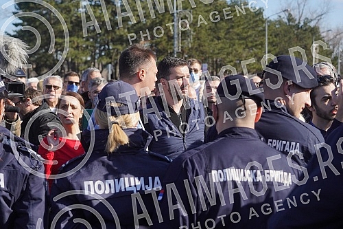 Environmental activists who had previously camped in front of the Presidency for six days, demanding a complete ban on lithium and pine mining in Serbia, blocked New Belgrade in front of the Palace of Serbia.Ekoloski aktivisti koji su prethodno ses