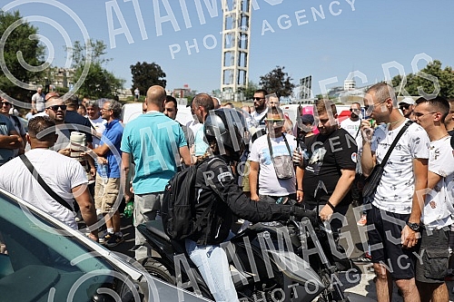 Workers of Kragujevac's Fiat blocked the highway near the Sava Center in Belgrade, as they announced because even after several rounds of negotiations they did not reach a solution with the Government of Serbia and the company on guarantees that ther