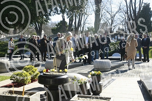 Members of the New Party laid a wreath at the grave of slain Prime Minister Zoran Djindjic.
Clanovi Nove stranke polozili su venac na grob ubijenog premijera Zorana Djindjica. Members of the New Party laid a wreath at the grave of slain Prime Minister Zoran Djindjic.
Clanovi Nove stranke polozili su venac na grob ubijenog premijera Zorana Djindjica.