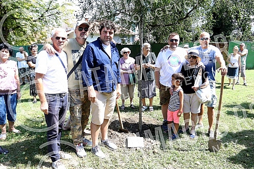 The 9th Days of Danilo Bata Stojkovic, Actors planted trees in honor of Ljubisa Samardzic and Nebojsa Glogovac.Deveti dani Danila Bate Stojkovica, Glumci sadili drvece u cast Ljubise Samardzica i Nebojse Glogovca.