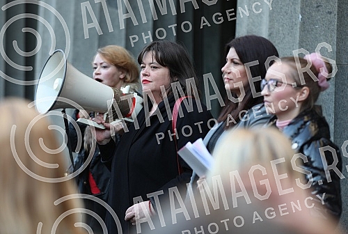 As part of the fight that the Association of Doctors and Parents for Science and Ethics is leading against discrimination against citizens by introducing kovid passes, a press conference was held in front of the Constitutional Court in Belgrade.
U s As part of the fight that the Association of Doctors and Parents for Science and Ethics is leading against discrimination against citizens by introducing kovid passes, a press conference was held in front of the Constitutional Court in Belgrade.
U s