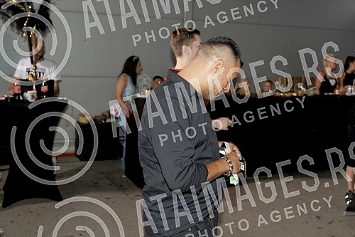 The superfinal of the fourth season of the reality show Zadruga, which is broadcast on Pink television.Superfinale cetvrte sezone rijaliti programa Zadruga koji se emituje na televiziji Pink.