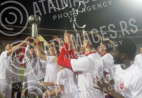 The Red Star football players are celebrating winning the fourth title in a row at the Rajko Mitic Stadium.Fudbaleri Crvene zvezde proslavljaju osvajanje cetvrte titule u nizu.