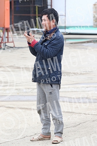 About 500 workers from Vietnam are housed in an improvised settlement near the Linglong construction site in Zrenjanin in overcrowded barracks and extremely inhumane conditions.Oko 500 radnika iz Vijetnama smesteno je u improvizovanom naselju u bli