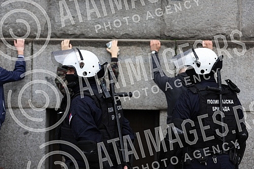 The police blocked the opponents of Europride in the central city streets, and some of them were detained.
Policija je blokirala protivnike Europrajda u centralnim gradskim ulicama, a neki od njih su i privedeni. The police blocked the opponents of Europride in the central city streets, and some of them were detained.
Policija je blokirala protivnike Europrajda u centralnim gradskim ulicama, a neki od njih su i privedeni.