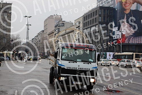 Street artist and architect Andrej Josifovski, better known as the Pianist, set up a new, unusual installation in front of the National Assembly of Serbia as part of the 