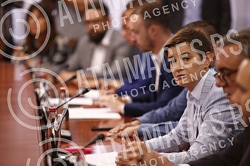 The President of the Government of the Republic of Serbia in the technical mandate, Ana Brnabic, met with representatives of farmers with whom she discussed the demands of the protesting agricultural producers.Predsednica Vlade Republike Srbije u t