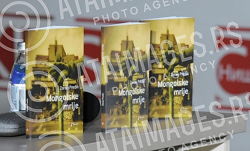 Singer Zoran Predin held a promotion of the book - Mongolian stains in the courtyard of the University and then a songwriting concert.Pevac Zoran Predin odrzao je promociju knjige - Mongolske mrlje u dvoristu Univerziteta a zatim i kantautorski konc