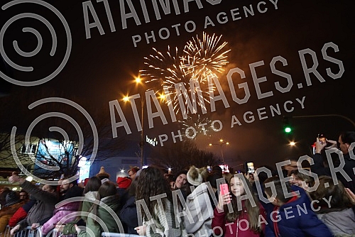 Citizens and tourists in Banja Luka welcomed the New Year 2022 on Krajina Square to the music of regional stars Petra Grasa and Neda Ukraden.Gradjani i turisti u Banjaluci docekali su Novu 2022. godinu na Trgu Krajine uz muziku regionalnih zvezda P