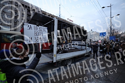  Protest for safe air no.4 started in Terazije, organized by a group of citizens of the Eco Guard, and after the address of the speakers, a walk to the Government of Serbia was announced.Na Terazijama je poceo protest Protest za bezopasan vazduh no