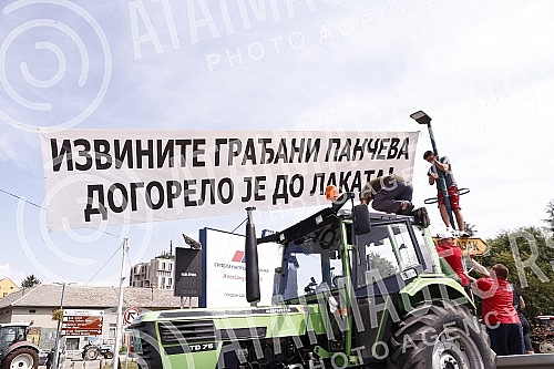 Farmers continued their blockade on the bridge over the Thames in Pancevo.Poljoprivrednici su nastavili blokadu na mostu preko Tamisa u Pancevu.