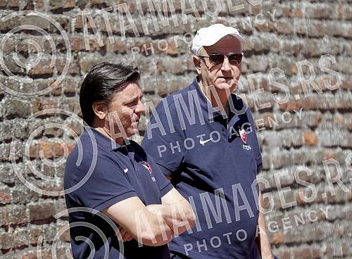 Red Star basketball players are returning to rhythm during training after a two-month break due to coronavirus pandemic. Kosarkasi Crvene zvezde se na treningu vracaju  u ritam posle dvomesecne pauze zbog pandemije korona virusa.