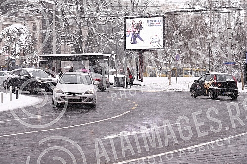 Snow in Belgrade has been falling for the second day, the central roads have been cleared, sidewalks are being cleaned.Sneg u Beogradu pada vec drugi dan, centralne sabracajnice su rasciscene, ciste se trotoari