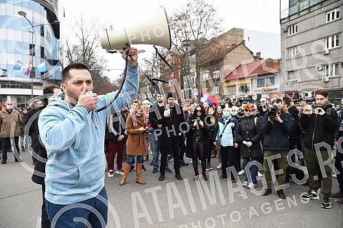 In Novi Sad, the blockade of the crossroads near Futoska pijaca was held from 1 pm to 2 pm, and then the walk along Jevrejska Street, Jovana Subotica Street to the Temerin Crossroads started. U Novom Sadu je odrzana blokada raskrsnice kod Futoske p