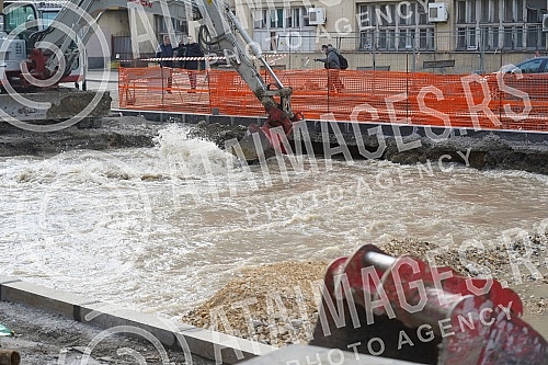 During the works on the reconstruction of Savska Street, a water pipe burst, and tram traffic was suspended on that route.Tokom radova na rekonstrukciji Savske ulice doslo je do pucanja vodovodne cevi, tramvajski saobracaj je obustavljen na toj tra