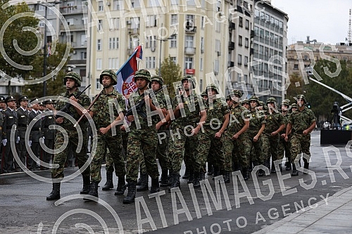 The ceremony for the promotion of the youngest officers of the Serbian Armed Forces was held in front of the House of the National Assembly of the Republic of Serbia.Svecanost povodom promocije najmladjih oficira Vojske Srbije odrzana je ispred Dom