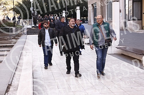 In front of the Presidency, a press conference was held by the Vice President of the Party of Freedom and Justice, Dejan Bulatovic, on the alleged new affair in Serbian agriculture.Ispred Predsednistva je odrzana konferencija za medije potpredsedni