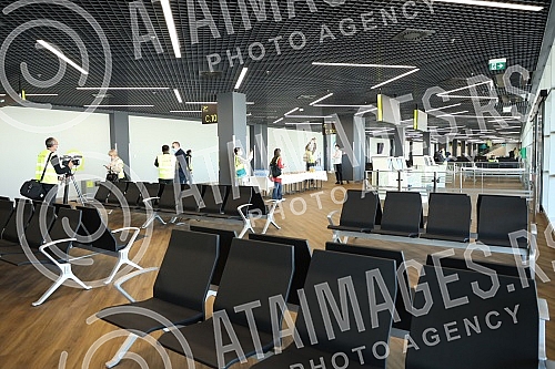 At the Nikola Tesla Airport, on the occasion of the opening of the newly built part of the passenger terminal, the General Manager of Belgrade Airport, Francois Berisot, addressed the audience.
Na aerodromu Nikola Tesla povodom otvaranja novoizgrad At the Nikola Tesla Airport, on the occasion of the opening of the newly built part of the passenger terminal, the General Manager of Belgrade Airport, Francois Berisot, addressed the audience.
Na aerodromu Nikola Tesla povodom otvaranja novoizgrad