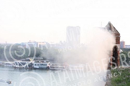 The fire on Kalemegdan that broke out next to the walls was put out by the people who were there.Pozar na Kalemegdanu koji je izbio pored zidina su ugasli ljudi koji su se tu nasli.