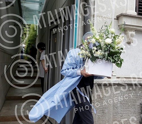 Bogdana Razanatovic left the maternity hospital with her son Zeljko accompanied by her husband Veljko Raznatovic and mother-in-law Svetlana Raznatovic - Cece.Bogdana  Razanatovic je sa sinom Zeljkom iz porodilista izasla u pratnji supruga Veljka Ra