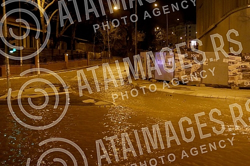 Plumbed water pipe in Pastroviceva street near the new shopping center Ada Moll.Pukla vodovodna cev u Pastrovicevoj ulici kod novog trznog centra Ada Moll.