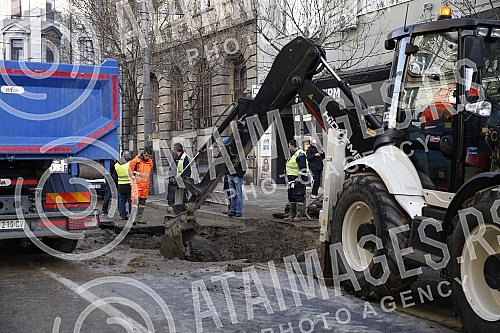 After the water pipe burst near Beogradjanka, the bus fell into a hole, and then the traffic was changed and the city services are working on repairing the fault.
Nakon pucanja vodovodne cevi kod Beogradjanke, autobus je propao u rupu, a potom je s After the water pipe burst near Beogradjanka, the bus fell into a hole, and then the traffic was changed and the city services are working on repairing the fault.
Nakon pucanja vodovodne cevi kod Beogradjanke, autobus je propao u rupu, a potom je s