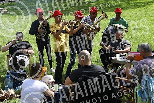 Citizens celebrate May 1, International Labor Day, on Kostunajka, and there are also trumpeters.Gradjani proslavljaju 1. maj, medjunarodni dana rada, na Kostunajku, a tu su i trubaci.