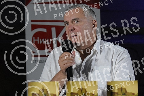 Singer Zoran Predin held a promotion of the book - Mongolian stains in the courtyard of the University and then a songwriting concert.Pevac Zoran Predin odrzao je promociju knjige - Mongolske mrlje u dvoristu Univerziteta a zatim i kantautorski konc