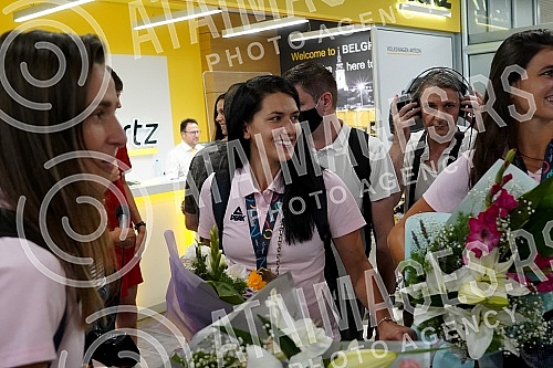 Serbian basketball players, who became European champions last night, arrived today on a charter flight from Valencia to Belgrade, and were greeted at the airport by slaves and fans. Kosarkasice Srbije, koje su sinoc postale sampionke Evrope, stigl
