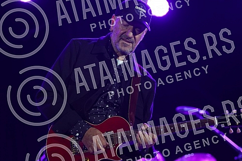 The concert of Vlatko Stefanovski and the V3 trio was held at the Tasmajdan stadium.Koncert  Vlatka Stefanovskog i V3 tria odrzan je na stadionu Tasmajdan. 