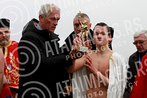 This year's traditional swimming  for an honorary cross held in Zemun was dedicated to the Basket Heroes. Ovogodisnja tradicionalna borba za casni Bogojavljenski krst bila je posvecena junacima sa Kosara.
