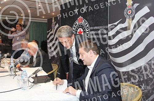 Extraordinary Assembly of Partizan Football Club was held at the Sports Centre Teleoptik.
Vanredna skupstina Fudbalskog kluba Partizan odrzana u Sportskom centru Teleoptik. Extraordinary Assembly of Partizan Football Club was held at the Sports Centre Teleoptik.
Vanredna skupstina Fudbalskog kluba Partizan odrzana u Sportskom centru Teleoptik.