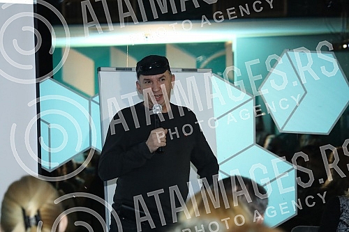 Well-known and award-winning children's book writer Uros Petrovic, one of the best IQ X solvers in the world, former president of Mensa and the Museum of Illusions, hosted a creative interactive evening.Poznati i nagradjivani pisac knjiga za decu -