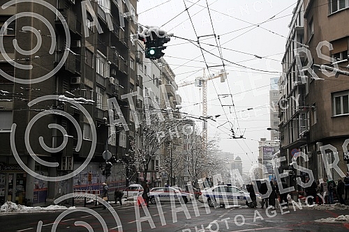 The crane in the center of Belgrade has curtailed and threatens to fall.Kran u centru Beograda se nakrivio i preti da padne.