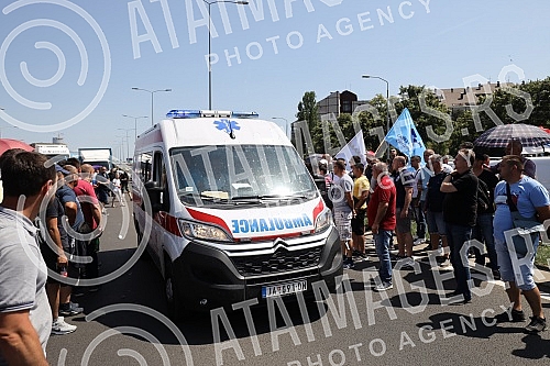 Workers of Kragujevac's Fiat blocked the highway near the Sava Center in Belgrade, as they announced because even after several rounds of negotiations they did not reach a solution with the Government of Serbia and the company on guarantees that ther