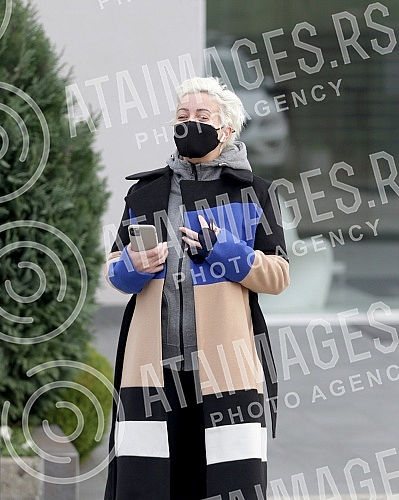 Television presenter Dusica Jakovljevic released from the clinic where she underwent surgery - breast augmentation.Televizijska voditeljka Dusica Jakovljevic izlazi iz klinike gde se podvrgla operaciji - povecanje grudi.