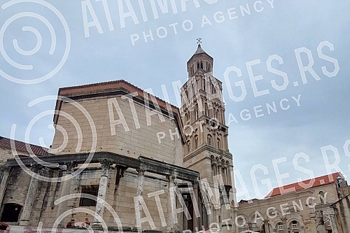 Start of the working week without big crowds in the center of Split in the early morning hours.
Pocetak radne nedelje bez velikih guzvi u centru Splita u ranim jutarnjim casovima. Start of the working week without big crowds in the center of Split in the early morning hours.
Pocetak radne nedelje bez velikih guzvi u centru Splita u ranim jutarnjim casovima.