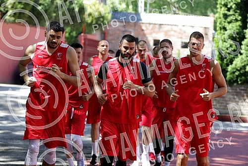 Red Star basketball players are returning to rhythm during training after a two-month break due to coronavirus pandemic. Kosarkasi Crvene zvezde se na treningu vracaju  u ritam posle dvomesecne pauze zbog pandemije korona virusa.