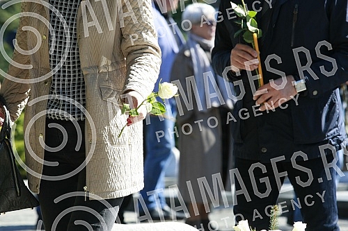 Members of the Democratic Party laid a wreath at the grave of slain Prime Minister Zoran Djindjic.Clanovi Demokratske stranke polozili su venac na grob ubijenog premijera Zorana Djindjica.