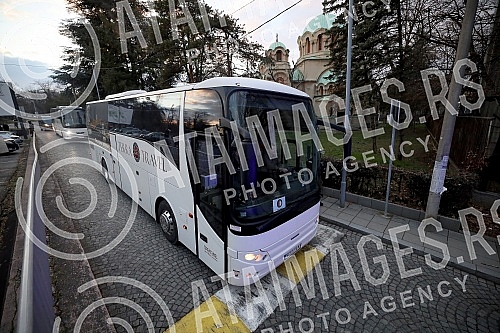 Buses with members of the Fejenodra football club team arrived in Humska street.Autobusi sa clanovima ekipe fudbalskog kluba Fejenodra stigli su u Humsku.