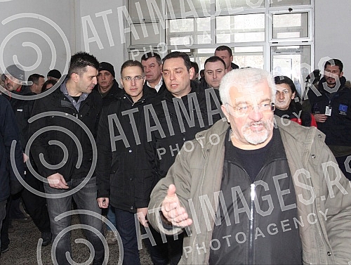 Aleksandar Vulin - Labor Minister, Nebojsa Stefanovic - Interior Minister Zoran Djordjevic - Defence Minister Miroslav Cuckovic - Obrenovac Mayor visited the temporary reception center for migrants.Aleksandar Vulin - ministar za rad, Nebojsa Stefano