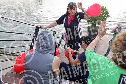 Citizens gathered at the Savanova restaurant, where Matej Peris was filmed going down the Sava River, and as a sign of honor and sorrow with which they sympathize, they threw flowers into the water and released balloons.Gradjani su se okupili kod r