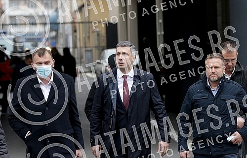 The trial of Bosko Obradovic, the president of the Dveri movement, and three members accused of violent behavior in front of the serbian parliament building in May began in the First basic court.U Prvom osnovnom sudu pocelo sudjenje predsedniku pok