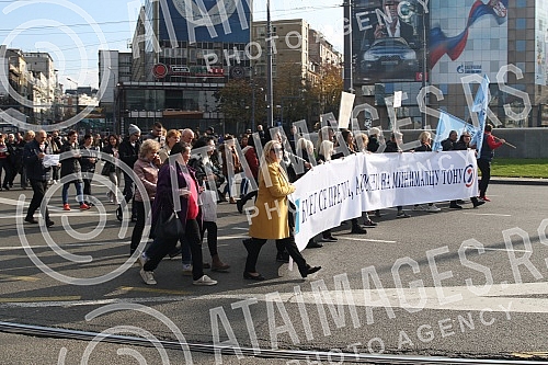 Aunties, janitors and other technical staff protested over having to pay court costs for the cases they lost.Tetkice, domari i drugo tehnicko osoblje protestvovali su zbog obaveze da plate sudske troskove za sporove koje su izgubili.