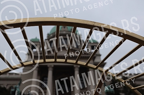 Street artist and architect Andrej Josifovski, better known as the Pianist, set up a new, unusual installation in front of the National Assembly of Serbia as part of the 