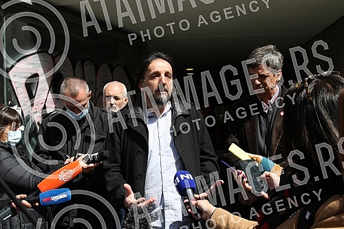 Representatives of the Association of Journalists of Serbia and the Independent Association of Journalists of Serbia laid wreaths and lit candles at the scene of the murder of editor and publisher Slavko Curuvija.
Na mestu ubistva urednika i izdavac Representatives of the Association of Journalists of Serbia and the Independent Association of Journalists of Serbia laid wreaths and lit candles at the scene of the murder of editor and publisher Slavko Curuvija.
Na mestu ubistva urednika i izdavac