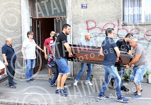 Sinan Sakic, a premature singer, was taken to Loznica from a flat in Belgrade.Preminulog pevaca Sinana Sakica odvoze za Loznicu iz stana u Beogradu