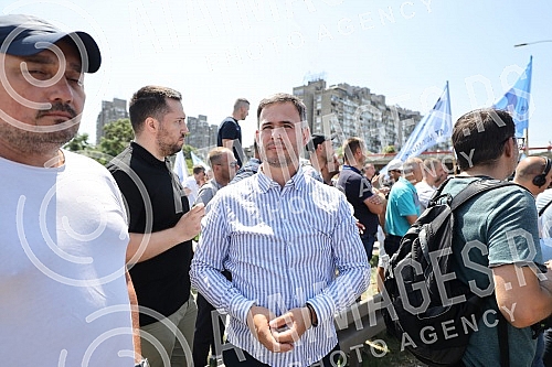 Workers of Kragujevac's Fiat blocked the highway near the Sava Center in Belgrade, as they announced because even after several rounds of negotiations they did not reach a solution with the Government of Serbia and the company on guarantees that ther Workers of Kragujevac's Fiat blocked the highway near the Sava Center in Belgrade, as they announced because even after several rounds of negotiations they did not reach a solution with the Government of Serbia and the company on guarantees that ther