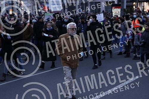  Protest for safe air no.4 started in Terazije, organized by a group of citizens of the Eco Guard, and after the address of the speakers, a walk to the Government of Serbia was announced.Na Terazijama je poceo protest Protest za bezopasan vazduh no